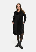 'Lunet' klänning – modern, elegant & med karaktärsstark design