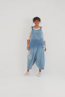 « Sky » Latzhose – Denim premium, dégradé et détails patchwork